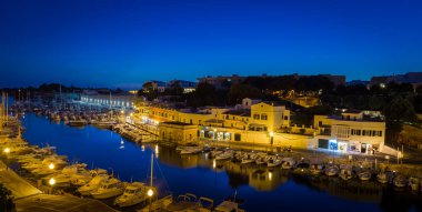 Ciutadella Menorca, İspanya - 30 Haziran 2018: mavi saat sırasında eski liman görünümünü