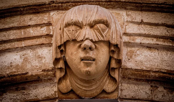 Detalle Gótico Retrato Mujer Joven Entrada Edificio 200 Años Ciudad —  Fotos de Stock