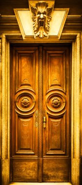 İtalya, Turin. Bu şehir iki küresel sihirli üçgen bir köşesinde olmak ünlüdür. Bu eski kapı son yüz yıl içinde bir canavar tarafından korunuyor.