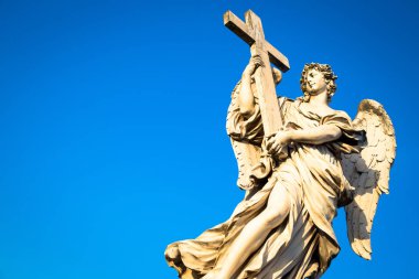 Roma, Castel Sant 'Angelo' nun önündeki köprüde bir melek heykeli. Ruhanilik, Hristiyanlık ve inanç için kavramsal kullanım.