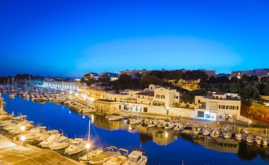 Ciutadella Menorca, İspanya - 30 Haziran 2018: mavi saat sırasında eski liman görünümünü