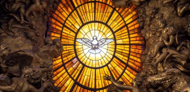 ROME, ITALY - 24 AĞUSTOS 2018: taht Bernini Kutsal Ruh Güvercini Saint Peter 's Basilica Vatikan İtalya. Bernini 1600 'lerde Aziz Peter Tahtı' nı Kutsal Ruh Güvercini Lekeli Cam Kehribar ile yarattı.