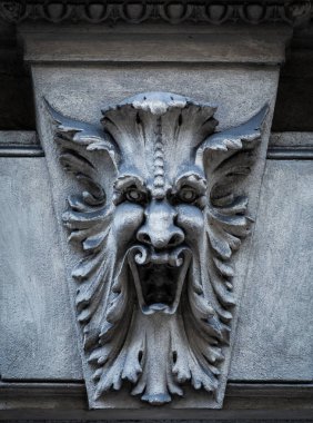 İtalya, Torino. Bu şehir iki küresel sihirli üçgenin köşesi olmasıyla ünlüdür. Bu, 1800 'lü yılların tarihli lüks bir sarayın girişindeki taştan koruyucu bir maske.