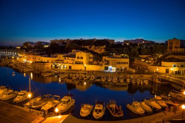 Ciutadella Menorca, İspanya - 30 Haziran 2018: mavi saat sırasında eski liman görünümünü