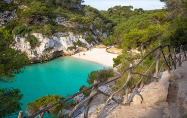 MENORCA, İspanya - 29 Haziran 2018: Günün ilk saatleri boyunca Menorca 'nın en güzel plajı (07: 00), yaz mevsimi