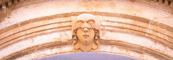 哥特式细节 Menorca 西班牙 Ciutadella镇一座200年历史的建筑物入口处的年轻妇女肖像 — 图库照片