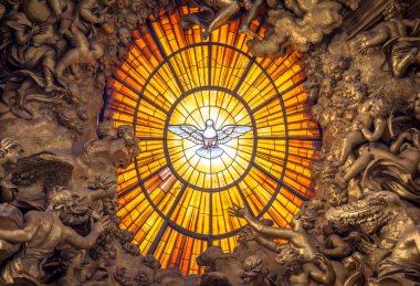 ROME, ITALY - 24 AĞUSTOS 2018: taht Bernini Kutsal Ruh Güvercini Saint Peter 's Basilica Vatikan İtalya. Bernini 1600 'lerde Aziz Peter Tahtı' nı Kutsal Ruh Güvercini Lekeli Cam Kehribar ile yarattı.