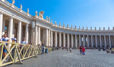 ROME, VATİKAN Eyaleti - 24 AĞUSTOS 2018: Aziz Peter Bazilikası 'nın girişinde bekleyen uzun kuyruk. Turizm ve kitle turizmi kavramı.