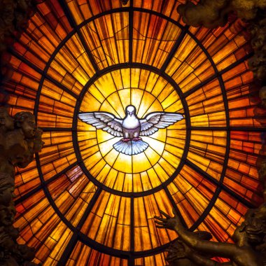 ROME, ITALY - 24 AĞUSTOS 2018: taht Bernini Kutsal Ruh Güvercini Saint Peter 's Basilica Vatikan İtalya. Bernini 1600 'lerde Aziz Peter Tahtı' nı Kutsal Ruh Güvercini Lekeli Cam Kehribar ile yarattı.