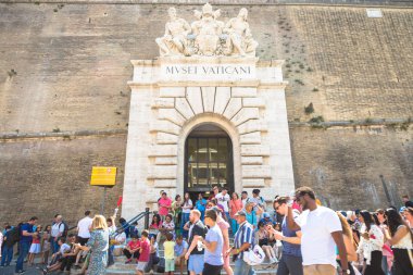 ROME, VATİKAN DEVAM - 24 AĞUSTOS 2018: Roma 'daki Vatikan Müzesi' nin çıkışındaki insanlar. Turizm ve kitle turizmi kavramı.