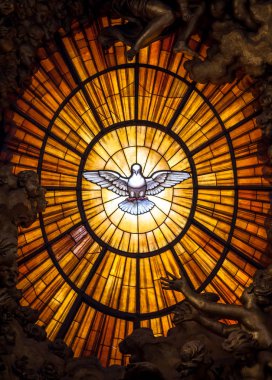 ROME, ITALY - 24 AĞUSTOS 2018: taht Bernini Kutsal Ruh Güvercini Saint Peter 's Basilica Vatikan İtalya. Bernini 1600 'lerde Aziz Peter Tahtı' nı Kutsal Ruh Güvercini Lekeli Cam Kehribar ile yarattı.