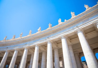 Roma, Vatikan Devleti. Saint Peter Meydanı sütunlarının ayrıntıları ve mavi üzerine telif alanı