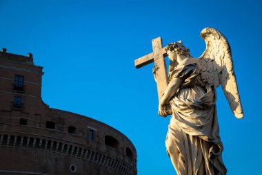 Roma, Castel Sant 'Angelo' nun önündeki köprüde bir melek heykeli. Ruhanilik, Hristiyanlık ve inanç için kavramsal kullanım.