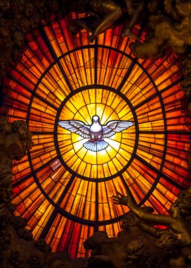 ROME, ITALY - 24 AĞUSTOS 2018: taht Bernini Kutsal Ruh Güvercini Saint Peter 's Basilica Vatikan İtalya. Bernini 1600 'lerde Aziz Peter Tahtı' nı Kutsal Ruh Güvercini Lekeli Cam Kehribar ile yarattı.