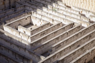 Taştan yapılmış labirent: soru, özgürlük ve yolculuk için kavramsal