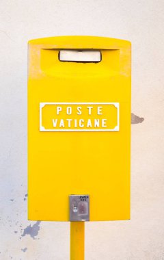 Vatikan, Roma 'daki geleneksel sarı posta kutusunun ayrıntıları