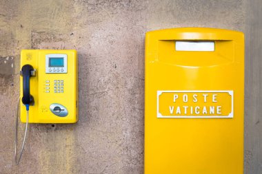 Vatikan, Roma 'daki geleneksel sarı posta kutusunun ayrıntıları