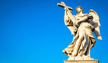 Roma, Castel Sant 'Angelo' nun önündeki köprüde bir melek heykeli. Ruhanilik, Hristiyanlık ve inanç için kavramsal kullanım.