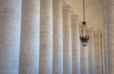 Vatikan, Roma 'daki Aziz Peter Meydanı, Bernini tarafından yapılan yarı dairesel sütunlarla sınırlıdır..