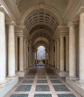 ROME, ITALY - 23 Ağustos 2018: Prospettiva Borromini (Borromini Perspective), bu lüks sarayda mermer sütunları olan koridor