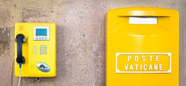 Vatikan, Roma 'daki geleneksel sarı posta kutusunun ayrıntıları