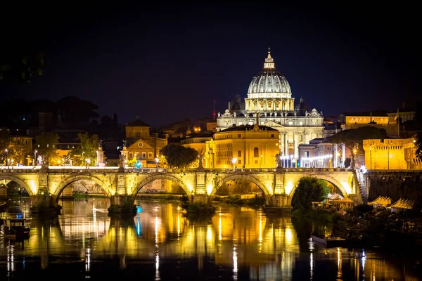 Vatikán Řím Svatý Petr Kopule Noci Most Odraz Řece Tevere — Stock fotografie