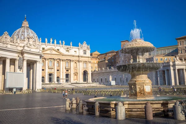 罗密欧 Vatican State 2018年8月20日 梵蒂冈圣彼得大教堂 与著名的Cupola在一起 黎明时分 游客仍然很少 — 图库照片