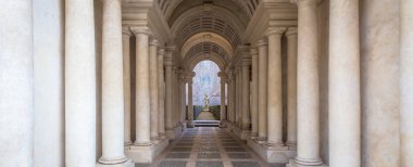 ROME, ITALY - 23 Ağustos 2018: Prospettiva Borromini (Borromini Perspective), bu lüks sarayda mermer sütunları olan koridor