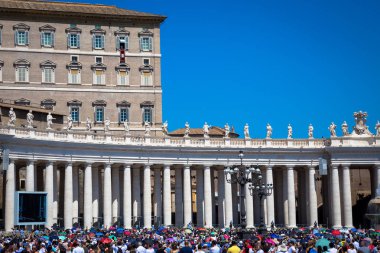 ROME, VATİKAN Eyaleti - 19 AĞUSTOS 2018: Pazar günü Aziz Peter Meydanı 'ndaki Angelus duası sırasında Papa Francis