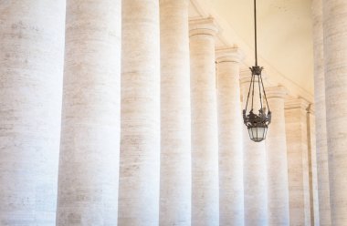 Vatikan, Roma 'daki Aziz Peter Meydanı, Bernini tarafından yapılan yarı dairesel sütunlarla sınırlıdır..