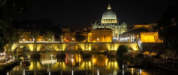 Watykan Rzym Kopuła Piotra Nocą Refleksja Mostowa Nad Rzeką Tevere — Zdjęcie stockowe