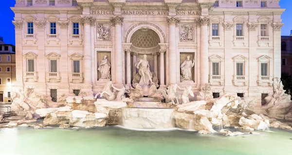 意大利 意大利古典风格巴洛克建筑的杰作 夜色之泉 — 图库照片