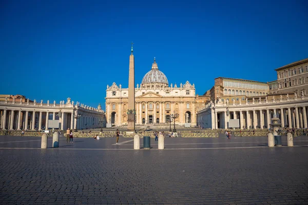 罗密欧 Vatican State 2018年8月20日 梵蒂冈圣彼得大教堂 与著名的Cupola在一起 黎明时分 游客仍然很少 — 图库照片