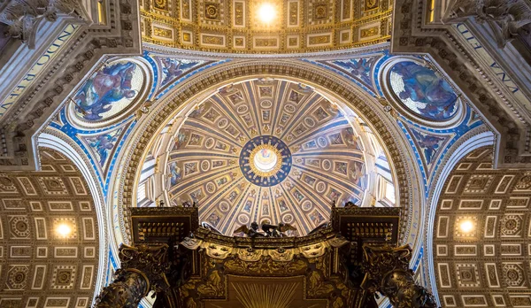 Rom Vatikanischer Staaten August 2018 Innenraum Des Petersdoms Mit Kuppeldetails — Stockfoto