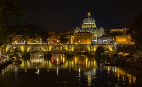 Watykan Rzym Kopuła Piotra Nocą Refleksja Mostowa Nad Rzeką Tevere — Zdjęcie stockowe