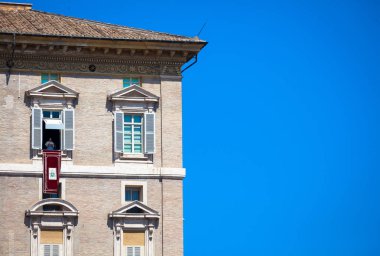 ROME, VATİKAN Eyaleti - 19 AĞUSTOS 2018: Pazar günü Aziz Peter Meydanı 'ndaki Angelus duası sırasında Papa Francis