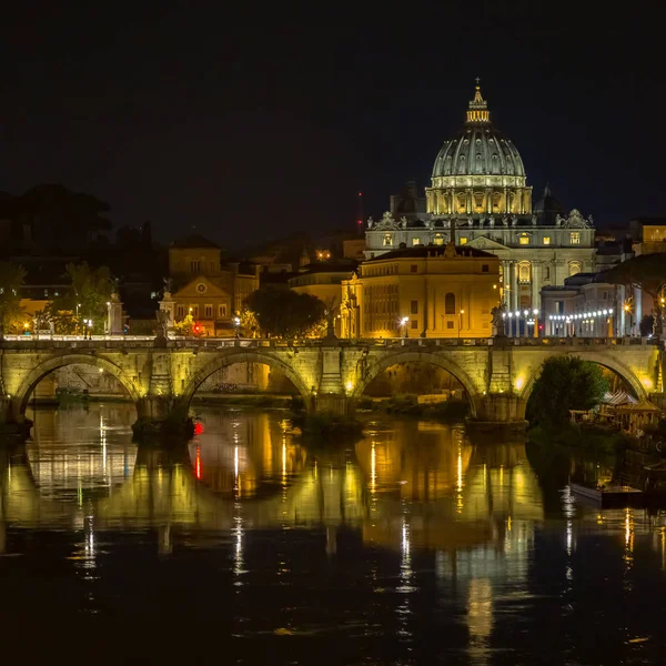 Vatikán Řím Svatý Petr Kopule Noci Most Odraz Řece Tevere — Stock fotografie