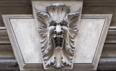 İtalya, Torino. Bu şehir iki küresel sihirli üçgenin köşesi olmasıyla ünlüdür. Bu, 1800 'lü yılların tarihli lüks bir sarayın girişindeki taştan koruyucu bir maske.