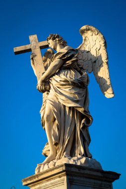 Roma, Castel Sant 'Angelo' nun önündeki köprüde bir melek heykeli. Ruhanilik, Hristiyanlık ve inanç için kavramsal kullanım.