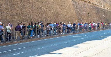 ROME, VATİKAN Eyaleti - 24 AĞUSTOS 2018: Roma 'daki Vatikan Müzesi' nin girişi için insanlar kuyruğa giriyor. Turizm ve kitle turizmi kavramı.