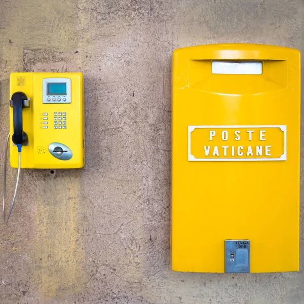 Buzón amarillo en Vaticano — Foto de Stock