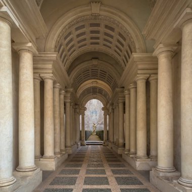 ROME, ITALY - 23 Ağustos 2018: Prospettiva Borromini (Borromini Perspective), bu lüks sarayda mermer sütunları olan koridor