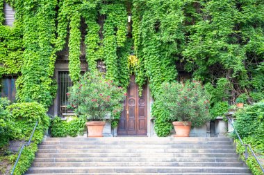 Bu eski İtalyan binasında doğa ve emlak entegrasyonu