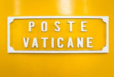 ROME, VATİKAN Eyaleti - 19 AĞUSTOS 2018: Vatikan, Roma 'daki geleneksel sarı posta kutusunun ayrıntıları