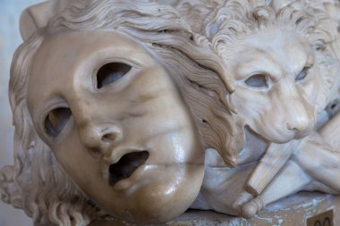 Roma - İtalya 'da bir Roma sütunun tabanında mermerden yapılmış antik tiyatro maskesi.