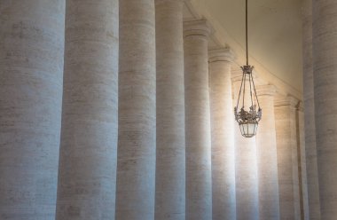 Vatikan, Roma 'daki Aziz Peter Meydanı, Bernini tarafından yapılan yarı dairesel sütunlarla sınırlıdır..