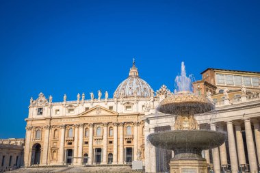 ROME, VATİKAN Eyaleti - 20 AĞUSTOS 2018: Vatikan 'daki Aziz Peter Katedrali ünlü Cupola ile, sabahın erken saatlerinde ve hala çok az turist.