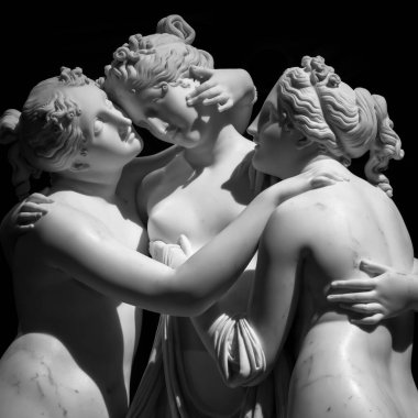 Milan, İtalya - Haziran 2020: Antonio Canovas Üç Zarafet (Le tre Grazie) heykeli. 1814-1817 yılları arasında Roma 'da yapılan mitolojik üç kömürün mermerden yapılmış Neoklasik heykeli.