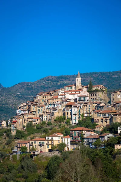 Apricale Italy Circa August 2020 由意大利利古里亚地区的石头建成的传统古老村庄 蓝天和彩色空间 — 图库照片