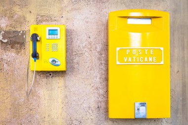 ROME, VATİKAN Eyaleti - 19 AĞUSTOS 2018: Vatikan, Roma 'daki geleneksel sarı posta kutusunun ayrıntıları